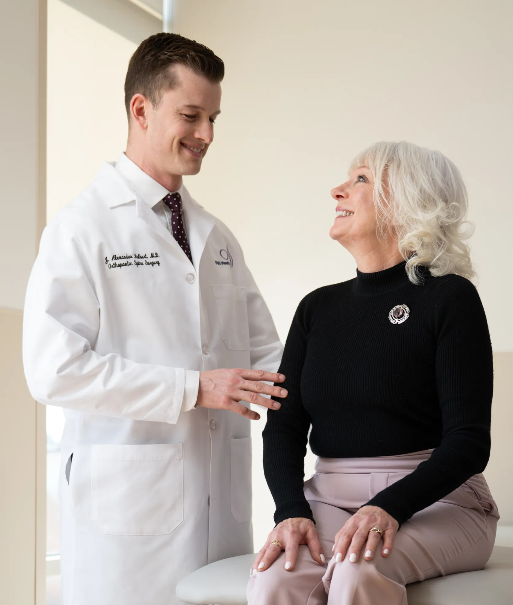OSS Health orthopaedic spine surgeon speaking with a patient during an appointment